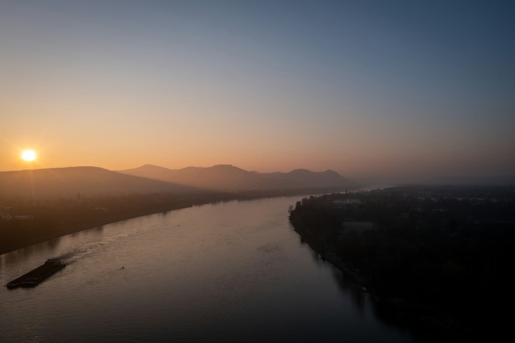 Rhein bei Bad Godesberg mit Blick auf das Siebengebirge